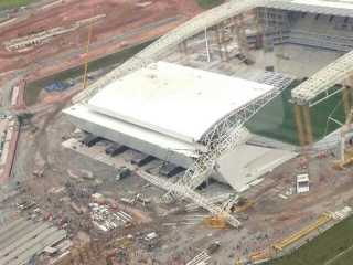 Illustration for article titled Crane Collapse At Brazil World Cup Stadium Kills 3
